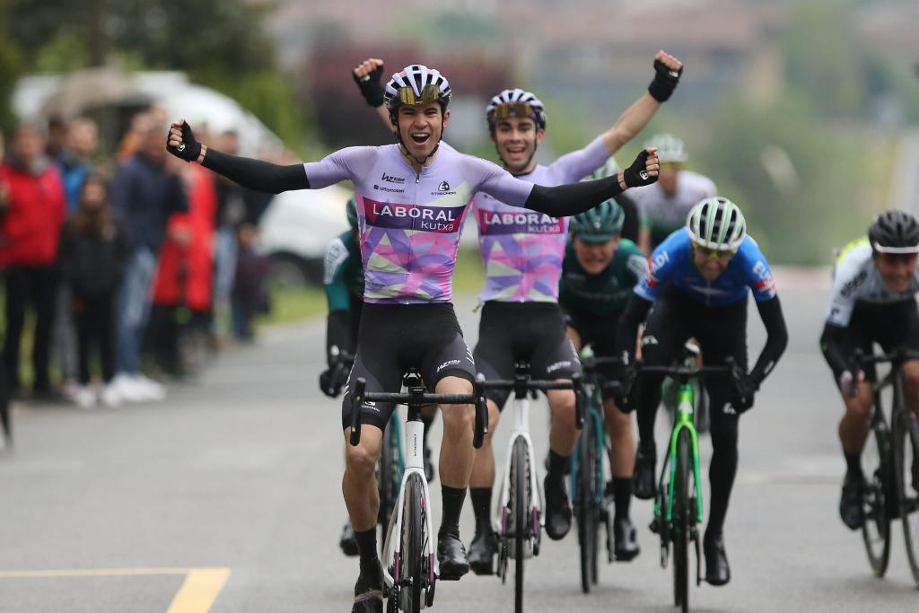 💜 #LaboralKutxaTeam #Iturmendi

🏆 GARAIPENA Iturmendi-n! Nicolas Alustiza izan da garailea Iker Mintegi-ren aurretik (Nafarroako Txapelduna).

🏆 ¡VICTORIA en Iturmendi! Primero ha sido <a href="/AlustizaNicolas/">Nicolas Alustiza</a> por delante de <a href="/mintegi_iker/">Iker Mintegi</a> (Campeón Navarro).