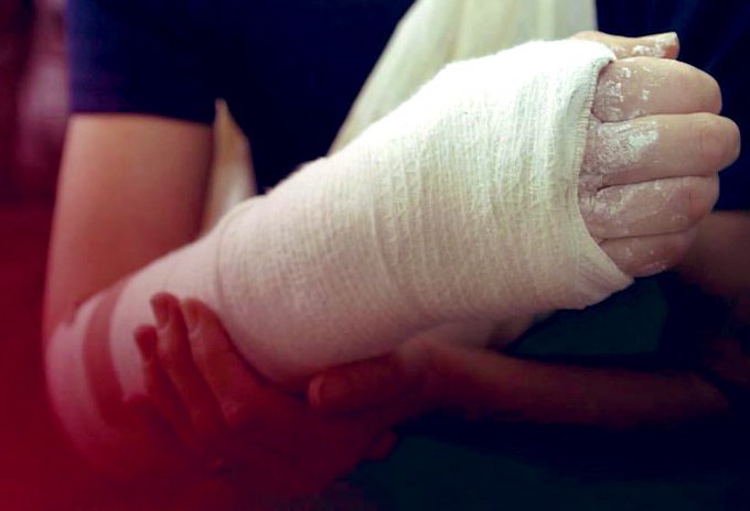 kadriesen1's tweet photo. HÊRSA LI DIJÎ ZILMÊ DEST PÊ DA ŞIKANDIN

Li Amedê, ciwanekî 19 salî dema dengê xwe da, bi dengekî bilind got;

Ev ji bo bavê min
Ev ji bo dayika min
Ev ji bo xwişk û birayên min

Ji ber ku morê bi awayekî tund li pusûlayê da destê xwe şikand.

#Hilbijartin2023 #Secim2023 #Secim https://t.co/o2gz89fLS7