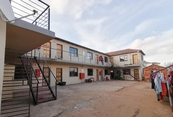 KasiEconomy's tweet photo. KASI MICRO-FLATS MARKET IS BOOMING!!

A new generation of property entrepreneurs is emerging in the townships. They've seen a gap in the property market for low-cost rental apartments &amp; have seized the opportunity by developing properties &amp; then offering affordable rental units. https://t.co/UyHM4GyZIL
