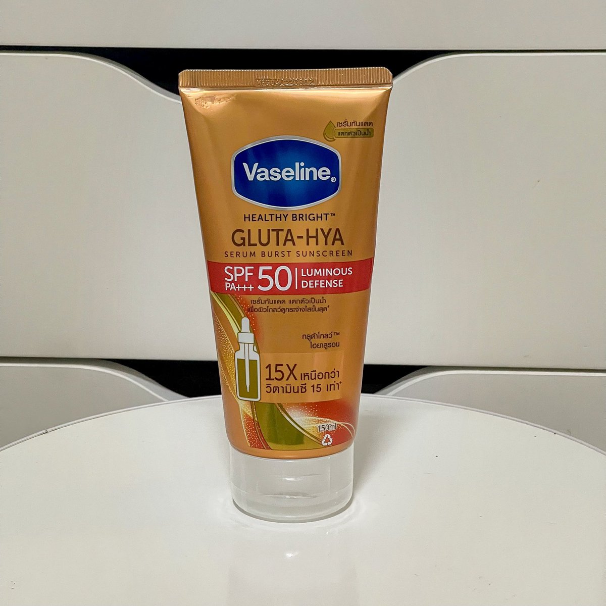 ts_xmas's tweet photo. เป็นคนทากันแดดที่ผิวทุกวัน เจอน้องคนนี้คือยกให้เป็นลูกรักเลย Vaseline Gluta-Hya SPF50 PA+++ เนื้อเซรั่มเบิสท์เหมาะสำหรับคนที่ไม่ทากันแดดเป็นประจำเพราะกลัวเหนียว แต่ตัวนี้หายห่วง  ทาแล้วแตกตัวเป็นน้ำ ซึมไวเหมือนทาเซรั่ม ไม่เหนียวเลย  #นี่หรือคือกันแดด https://t.co/Iw9vJTo53S