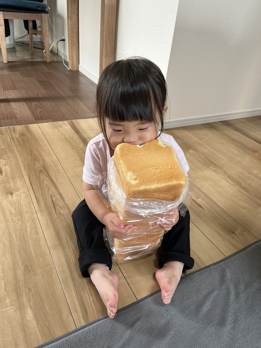 FUJI21650964's tweet photo. なんか疲れたし今日のお子の食事風景でも載せておくか🍞 https://t.co/MzG4lDUEvN