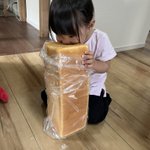 今日のお子の食事風景!でかすぎる食パンを豪快に丸かじりする!