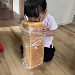 今日のお子の食事風景!でかすぎる食パンを豪快に丸かじりする!