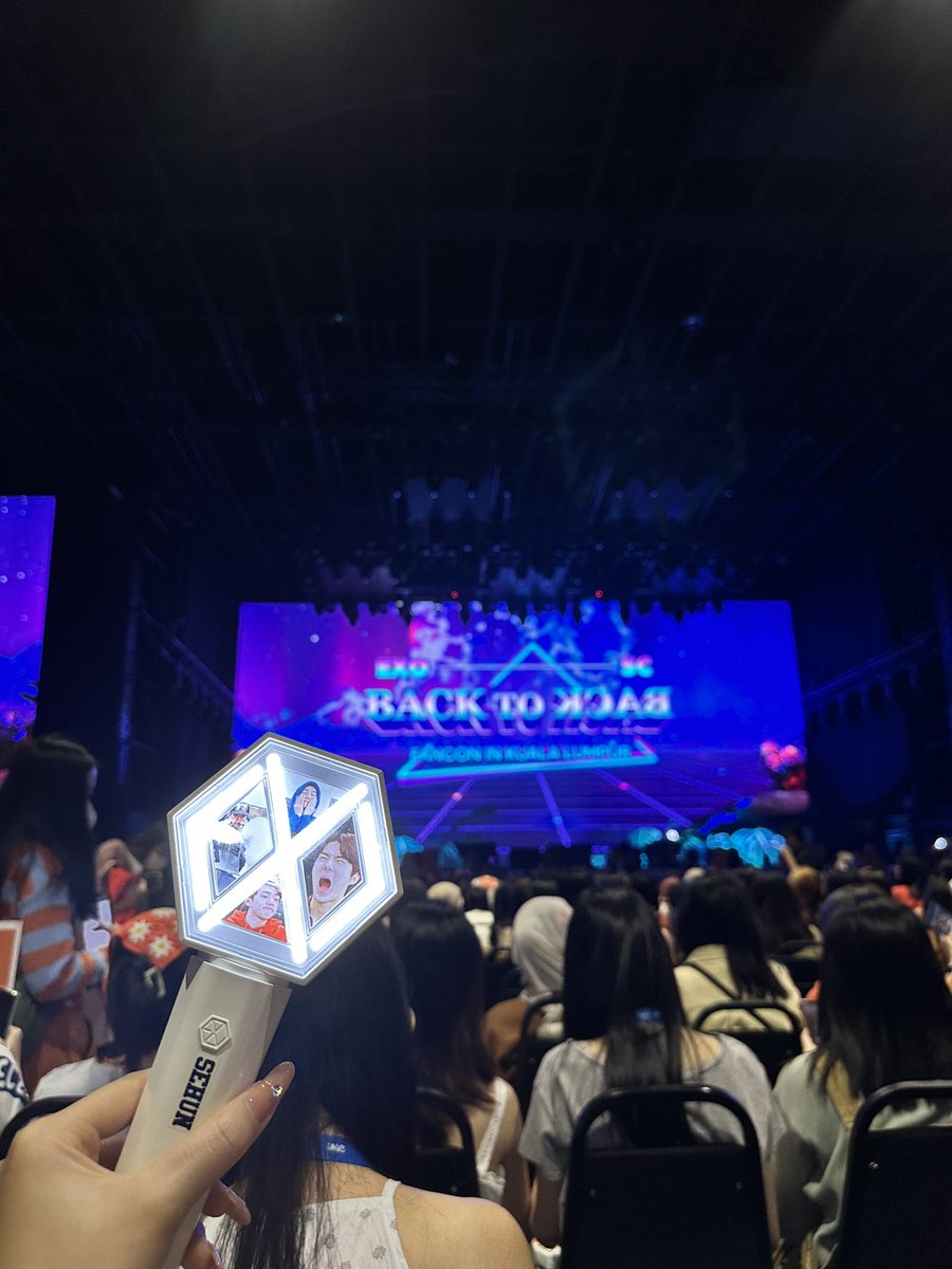 kaiyin412's tweet photo. 💗💗💗

#EXOSC_BackToBack #EXOSCinKL #EXOSCinMY @weareoneEXO https://t.co/zuGRFYFYrb