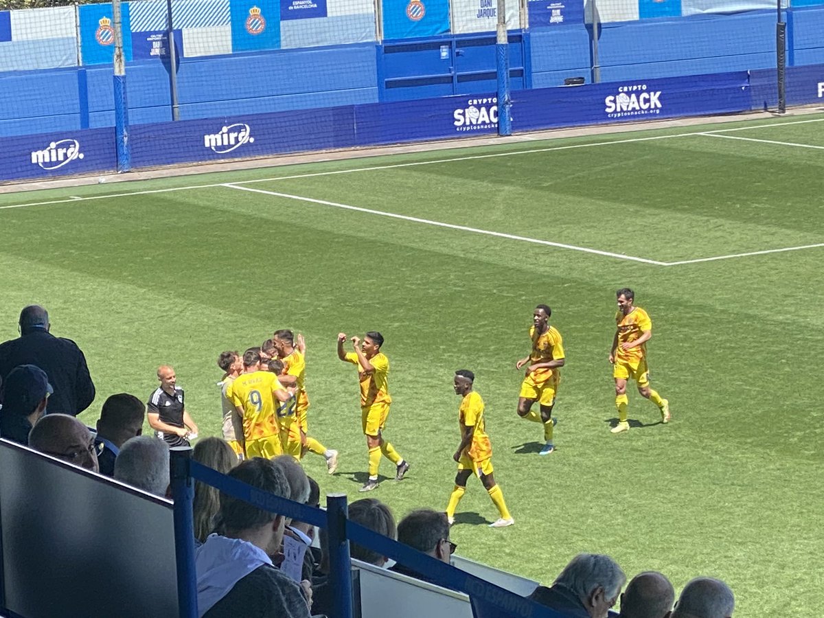 XaviCasals_'s tweet photo. 💙 El @SalvarLleidaEsp SENTÈNCIA la PERMANÈNCIA amb una victòria al camp de l’Espanyol B (0-2). El #Lleida tanca la temporada com a nové classificat amb 47 pts (3 DT/1): 12 V, 11 D, 11 E. Cal posar en valor el treball realitzat per l’entrenador Viadero i tot l’equip.
#futbolcat https://t.co/JdRIvT5dZ0