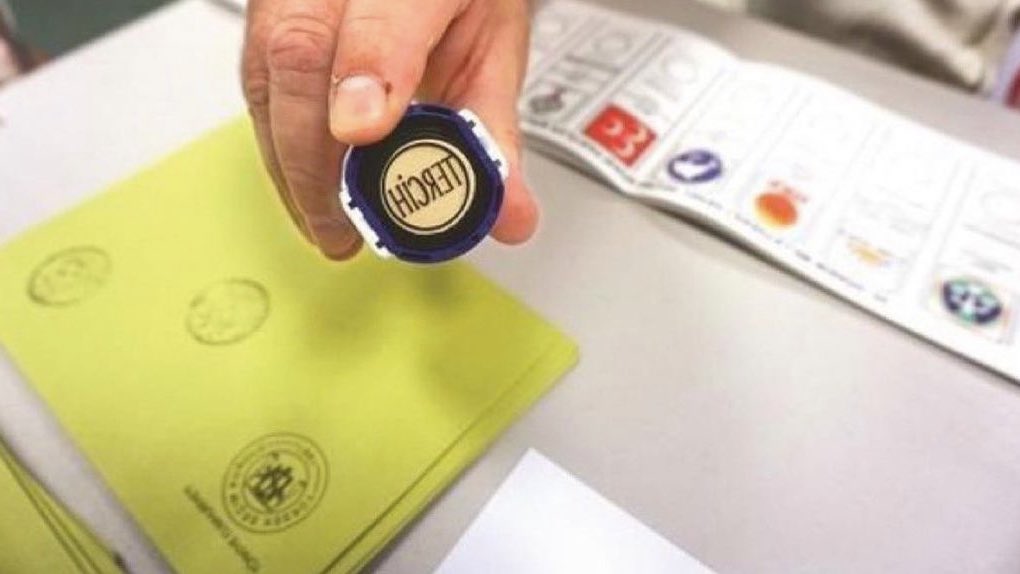 Malatya'da oy kullanırken foto çekip paylaşmayan üç kişi falan kaldık.