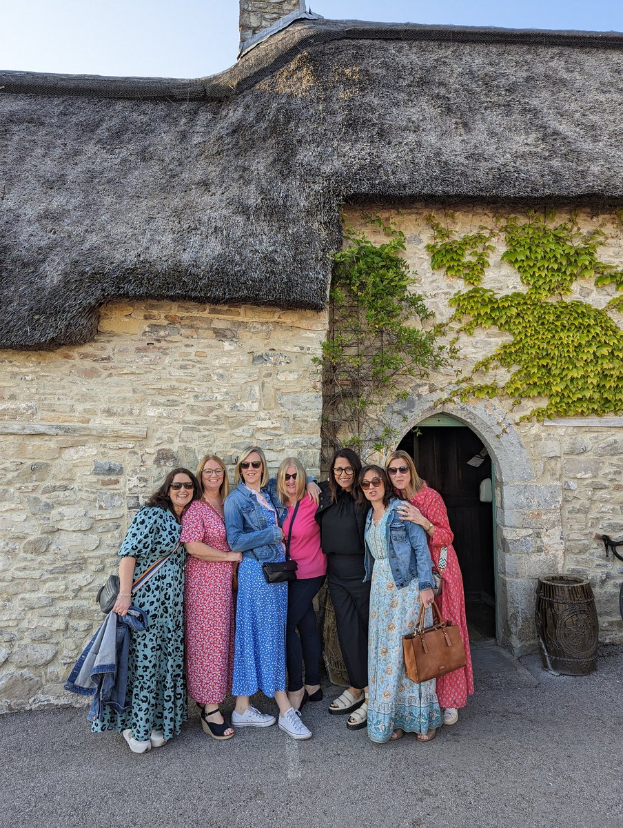 ToursofWales's tweet photo. Girls on Tour! π πΈπΉ
Lovely day with these young ladies from the #Cardiff area. Researching the history of these traditional watering holes in the #ValeofGlamorgan π
#HorseandGroom #Cowbridge @Ploughmonknash #Monknash #BlueAnchor #EastAberthaw @visitthevale https://t.co/PNoXCspmZe