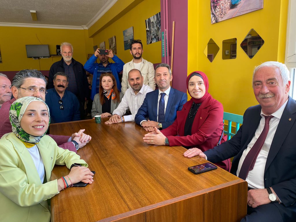 Tüm vekillerimizle sandık güvenliği için sahadayız; seçim bölgemizdeki okulları ziyaret ediyor, sandık görevlilerimiz ve vatandaşlarımıza emekleri için teşekkür ediyoruz.

#Haydi demokrasi için sandığa…