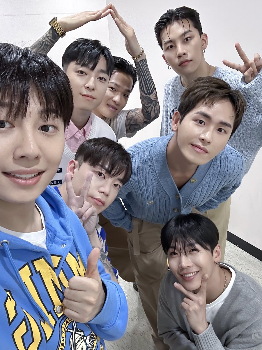 [📸]
⠀
MBITIOUS x SOUNDWAVE
'THE 1ST SPECIAL MD' 팬사인회 완료❤
⠀
#엠비셔스 #Mbitious