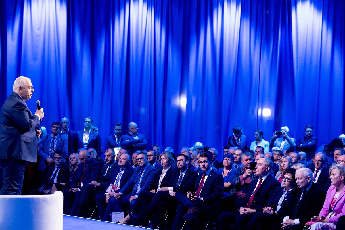 Waldekjamrog's tweet photo. #Programu
#OstatniKongresPiS
 polega na tym że prezes przekonuje premiera , premier ministrów , ministrowie posłów , wg nich jedynie słusznej partii , że jest zajebiście. 
A na niebie coraz ciekawiej, rakiety, balony, drony.
Może ktoś sprawdzić , czy w Suwałkach są już ruscy ? https://t.co/XtDhuju82Y