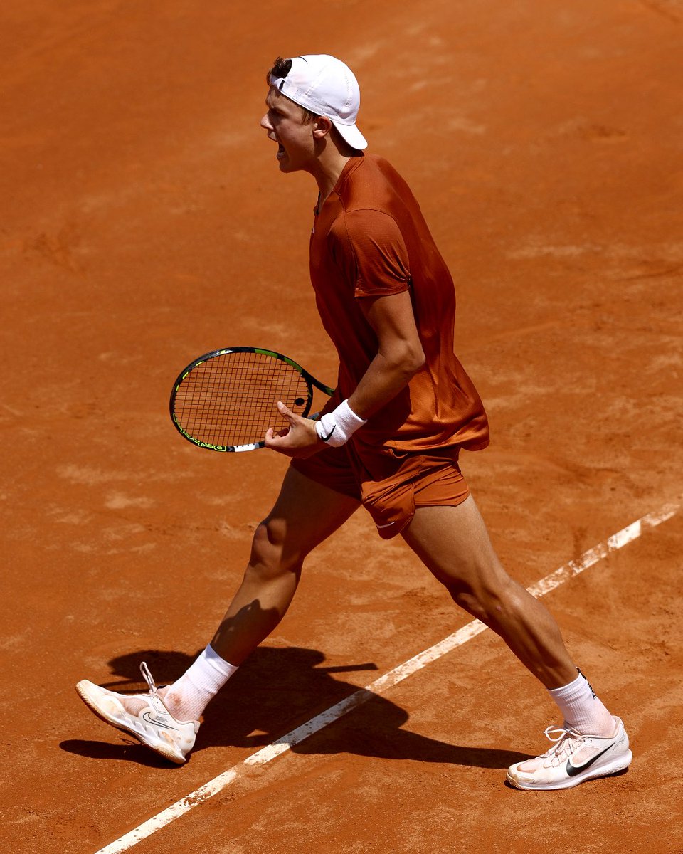 InteBNLdItalia's tweet photo. ⚡ 𝗘𝗟𝗘𝗖𝗧𝗥𝗜𝗖 𝗛𝗢𝗟𝗚𝗘𝗥 ⚡

🇩🇰 @holgerrune2003 defeats Fognini 6-4 6-2 and sets up a R16 clash with Popyrin!

#IBI23 | @atptour https://t.co/WWbM6DvAp6