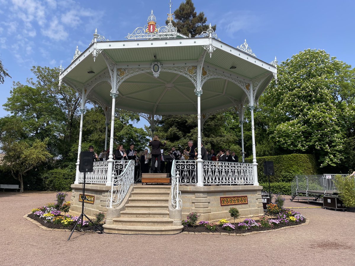 BrunoRetailleau's tweet photo. Nous célébrons aujourd’hui à @villedelucon la rénovation du kiosque à musique du jardin Dumaine, typique de la Belle époque. Bravo au maire, à l’équipe municipale et aux nombreux donateurs de la @fond_patrimoine. Le kiosque est redevenu un lieu de vie ! https://t.co/hSSr9T15eq