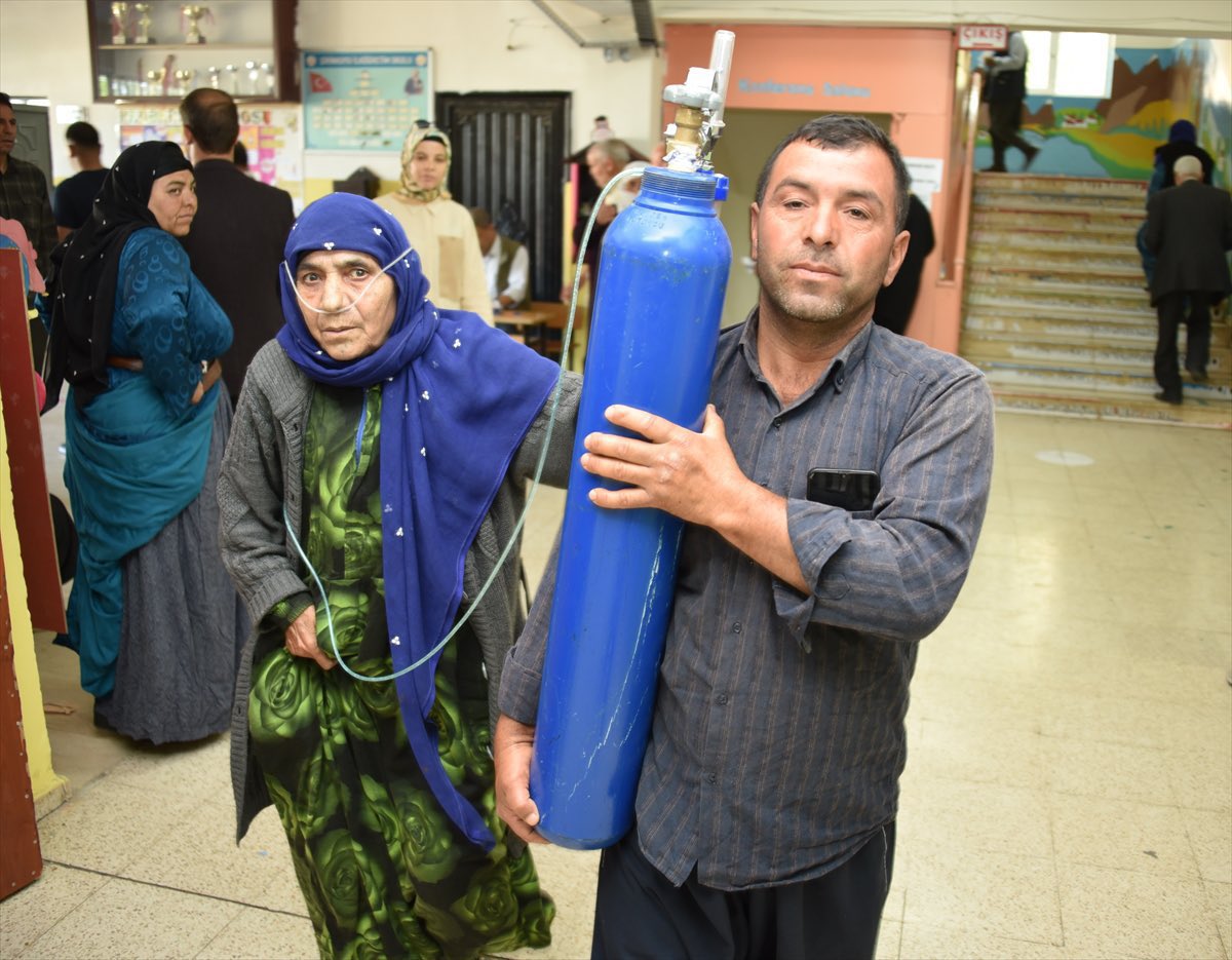 A voter in Turkey’s Sanliurfa went to the polling station with her oxygen mask on