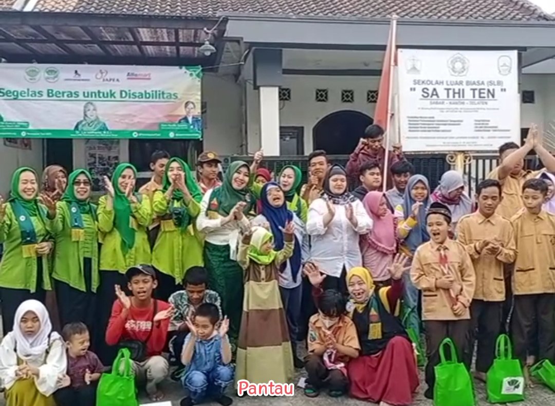 news_pantau's tweet photo. Pertani HKTI Jatim Masifkan Bantuan Paket Sembako untuk Siswa Disabillitas Malang  https://t.co/XmMA8MlL1u https://t.co/9S4gfChuPf