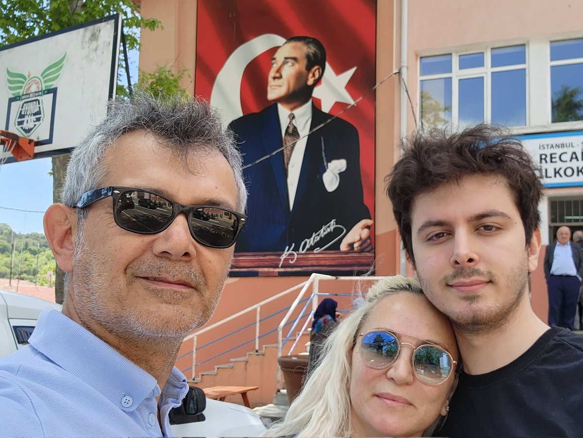 Sadece oy verip dönmek için Hamburg'dan 5 saatliğine gelen sevgili oğlum vatandaşlık görevini hakkıyla icra etti.
Hep beraber sonuçları bekliyoruz.
Onların geleceği için çok önemli.
<a href="/sunday4everr/">SEDEN</a> #Secim2023 #oyver #OyKullan #Secim