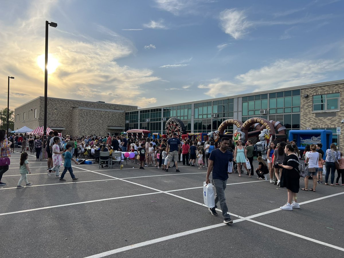 Still beaming from our event on Friday. 25,000 books to the Sachem community - it was incredible! Thank you to all who came out, volunteered and made it a huge success! #readingopenstheworld @SachemCTA @AFTunion @nysut @philipbarbera @mspetter @NYSUT2VP @DougSmithNY