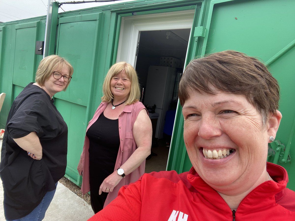 BrinsworthWWFC's tweet photo. Volunteering at its finest ππ Team work makes the dream work - and got the job done #workforceday @bwjfc1973 @DBSports_S6 @SSBLaw1 https://t.co/MwC5DilMwl