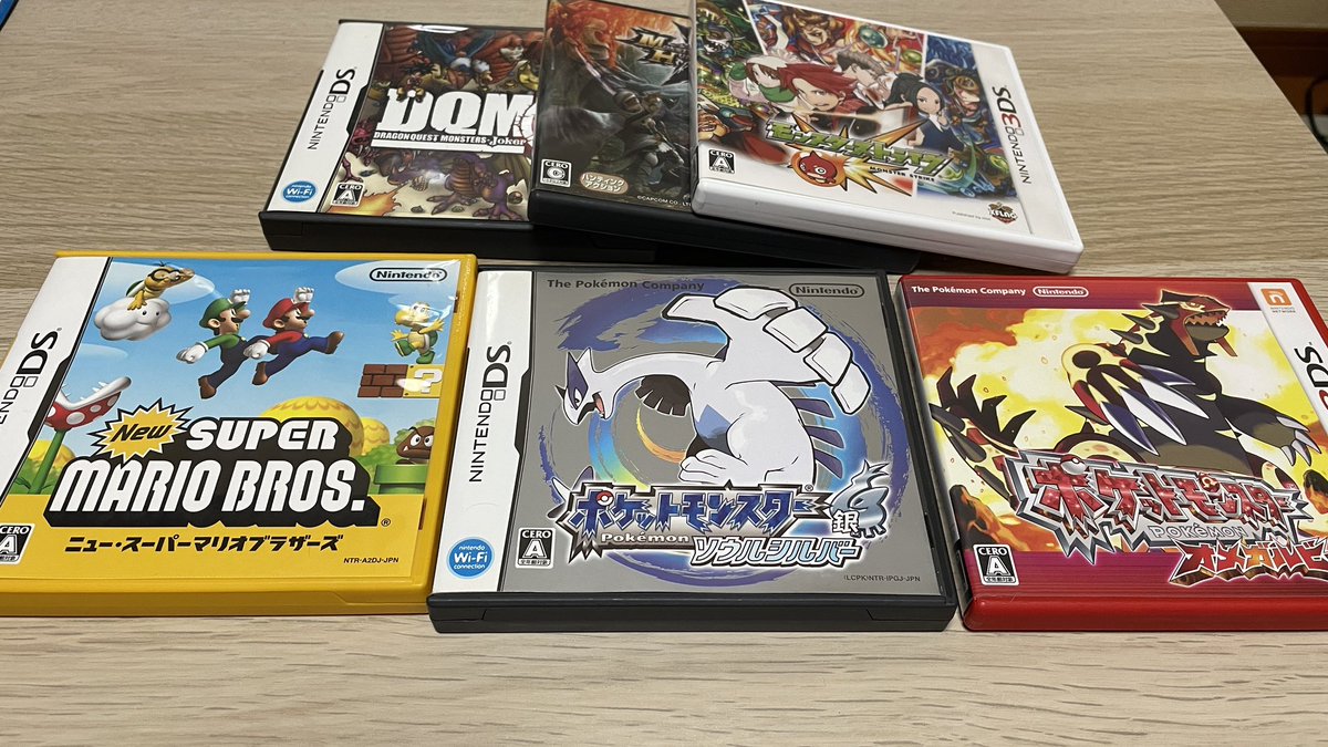 arooon_a0202's tweet photo. 昔の金銀、ルビサファしたくなったからリメイクあることを知って買ってきた😳👍

マリオは映画観たし500円やからいっか的なノリで🥺

上のは3つで500円だったから何となくw

最近は3DSとDSのソフトを買い漁っては楽しんでますw

Switchは持ってなくて…何か今更感あって買えない😵 https://t.co/SFRBIO6BgI
