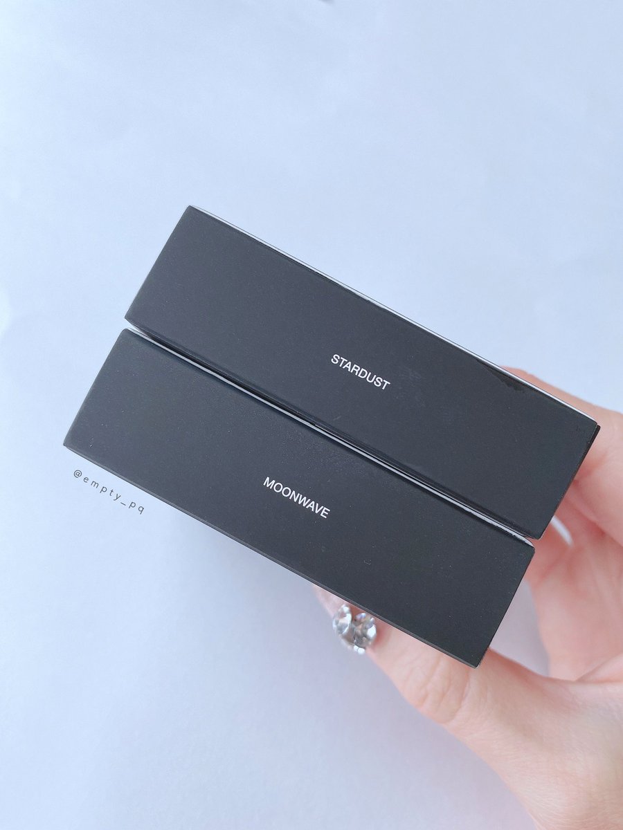 empty_pq's tweet photo. NARS
・STARDUST
・MOONWAVE

遅ればせながらリフ粉のマーブル虹色を開封したからMOONWAVEと一緒に撮った。まず名前が可愛すぎるよね。
通常のはCRYSTALだっけ？かわいいな〜。コーラル多めで良かった。わたしが使用した感じ、今までのより若干強めに皮脂過剰を防いでくれるから今からの時期に良さそう https://t.co/anr1wvxHWI