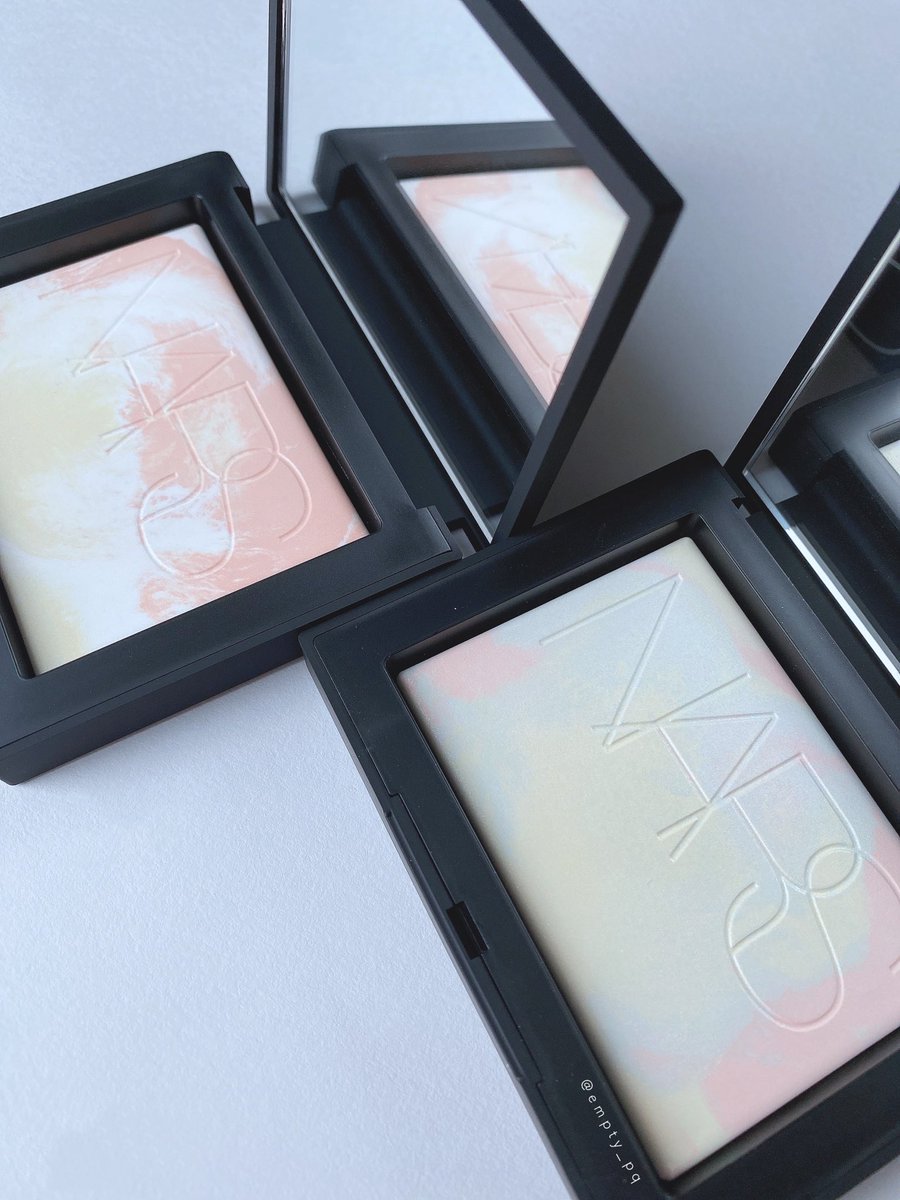 empty_pq's tweet photo. NARS
・STARDUST
・MOONWAVE

遅ればせながらリフ粉のマーブル虹色を開封したからMOONWAVEと一緒に撮った。まず名前が可愛すぎるよね。
通常のはCRYSTALだっけ？かわいいな〜。コーラル多めで良かった。わたしが使用した感じ、今までのより若干強めに皮脂過剰を防いでくれるから今からの時期に良さそう https://t.co/anr1wvxHWI