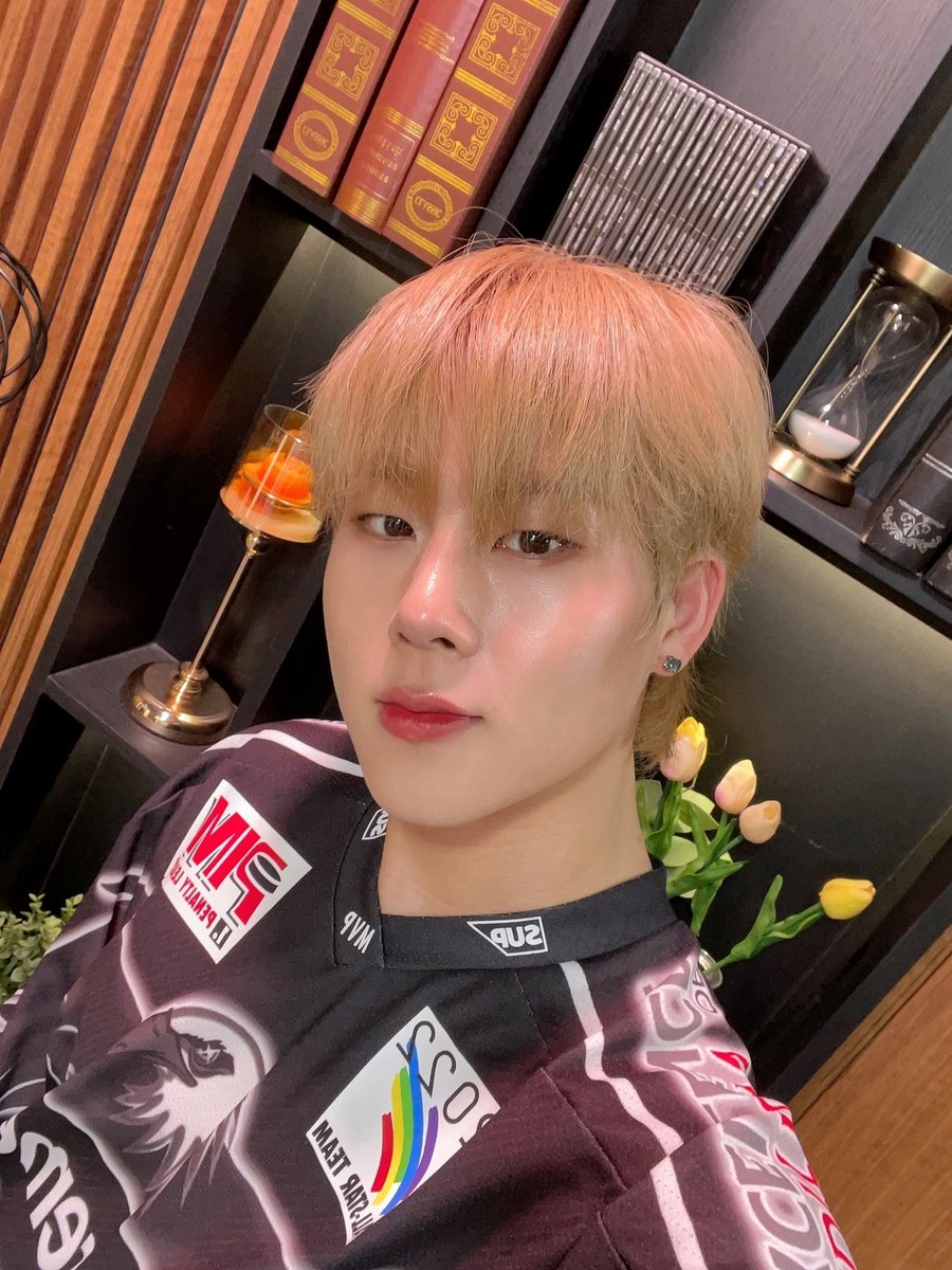 우리 몬베베 8주년 너무 축하하구 함께해주고 늘 곁에서 행복하게 해줘서 고마워 사랑한다 몬베베💛 #주헌