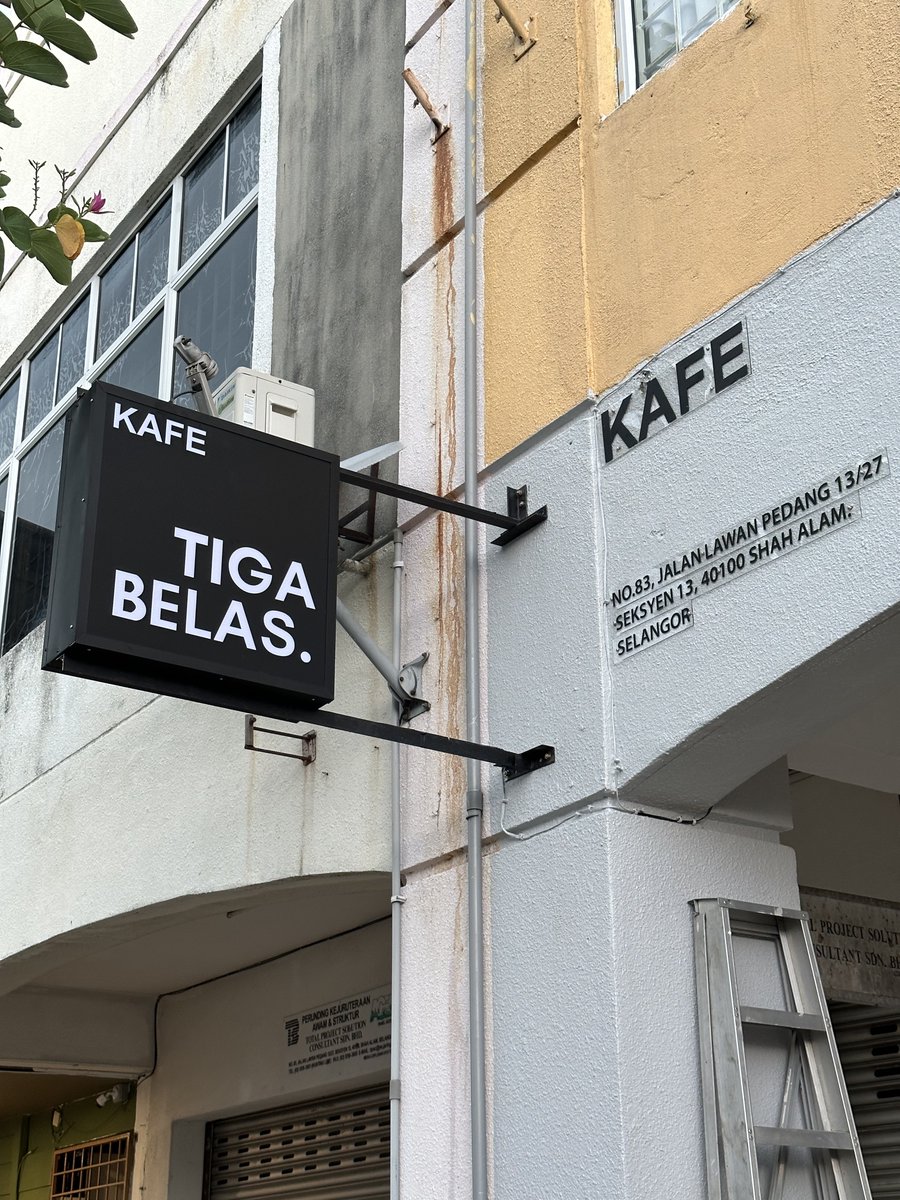 ariffmokhtar's tweet photo. Salam warga twitter!

Kami baru je buka our very own cafe!! Siapa yang ada berdekatan shah alam boleh datang try coffee kami. 

Menu kami masih dalam development, insyaAllah akan ditambah dari masa kesemasa.

RT untuk rezeki kami ya. Thank you ❤️ https://t.co/yIAPyVKMp6
