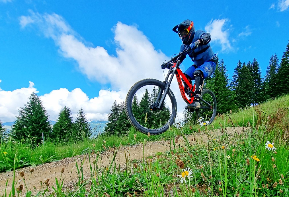 Find out all about the Les Gets bike park in this review of downhill mountain biking in the Portes Du Soleil, France: buff.ly/3VzR320
#MTBLesGets #MTBFrance #MTBPortesDuSoleil #mountainbiking #MTB #LesGets @chalets1066 @lesgetsnews @LesGetsInfo