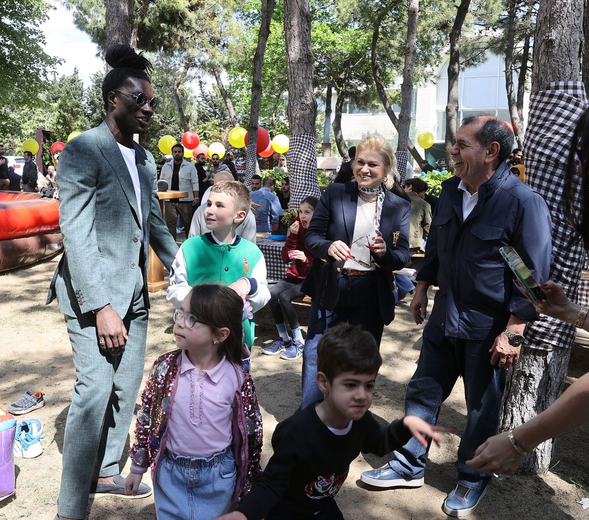 🗣 Gomis: 'Bizi doğuran, büyüten, eğiten, hayata hazırlayan tüm annelerimizin #AnnelerGünü kutlu olsun. Dün Galatasaray ailesi olarak hep beraberdik. Organizasyonu yapan herkese çok teşekkür ederim. Yolumuza devam ediyoruz. Hedef 23.'