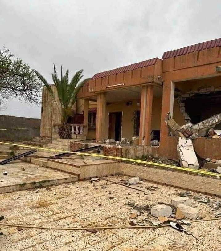 AmenElhashmi87's tweet photo. A girl has died and her mother wounded after a cooking gas cylinder exploded in their house in Mayah town, 27 kilometers west of Tripoli. The explosion caused significant damage to the house. https://t.co/mvJVKtXkSK