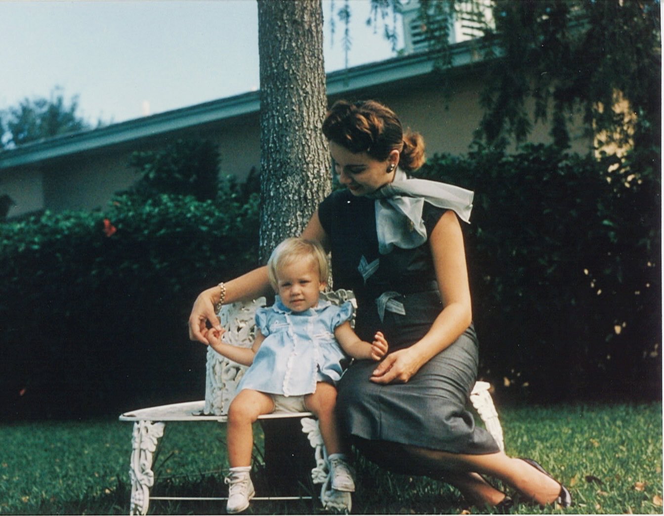 FwFpBhGWwAAsQdz TOP 20 | Vinte imagens raras de autores ao lado de suas mães