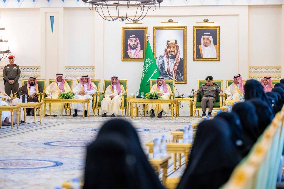 EmarahAlQassim's tweet photo. أكد سموه ما توليه القيادة الحكيمة - أيدها الله - من جهود لحماية الوطن وأبنائه من هذه الآفة ..
سمو #أمير_القصيم يطلع على جهود الجهات الحكومية والأهلية والتطوعيّة للتوعية بخطر وأضرار المخدرات. https://t.co/JQ4GP0eYxt