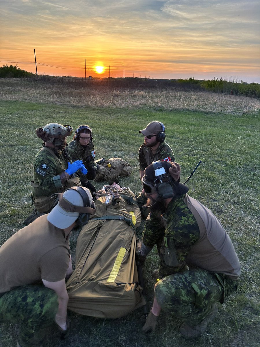 Heli_doc's tweet photo. Gorgeous sunset practice session #EFAE #mapleresolve #fuelislife @RCAF_ARC https://t.co/z917U5uF7j