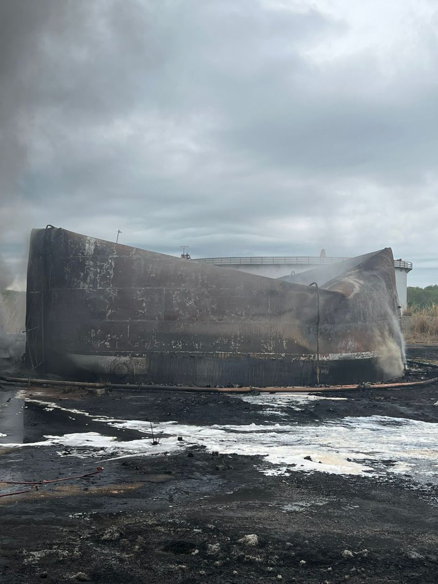 UNoticias's tweet photo. 🔵 #14May | Bomberos del Sistema Nacional de Gestión de Riesgo y Brigadas contra Incendios de Pdvsa, controlan un incendio que se registró en el tanque de almacenamiento de crudo de Pdvsa en Cabimas, Zulia, a raíz del impacto de un rayo. https://t.co/vC8xDTjI4K
