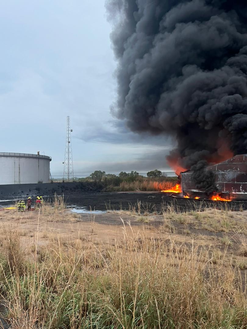 UNoticias's tweet photo. 🔵 #14May | Bomberos del Sistema Nacional de Gestión de Riesgo y Brigadas contra Incendios de Pdvsa, controlan un incendio que se registró en el tanque de almacenamiento de crudo de Pdvsa en Cabimas, Zulia, a raíz del impacto de un rayo. https://t.co/vC8xDTjI4K