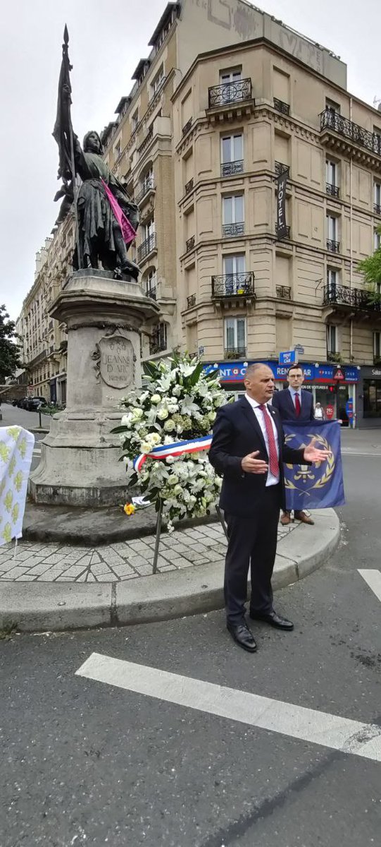 Yvan_Benedetti's tweet photo. Hommage à Sainte Jeanne d'Arc ce matin en plein Paris.
Rien ni personne ne nous interdira d'honorer le plus pur symbole de la France française.
Rien ni personne ne nous interdira de mener le combat de la délivrance.
Moussa pensait se faire mousser.
Les nationalistes l'ont douché! https://t.co/BTvokcbu2q