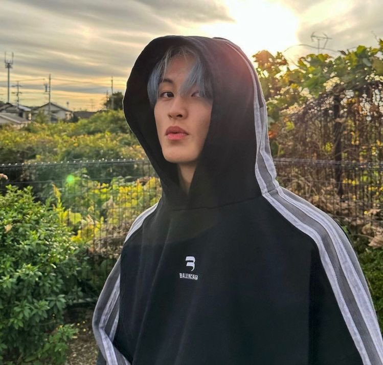 ; Jatuh Cinta (2)

"Gue yang jatuh dari motor, kenapa lu yang jatuh cinta ke gue?" 

a mark lee ft. chenle few tweets au
by flyysgallery