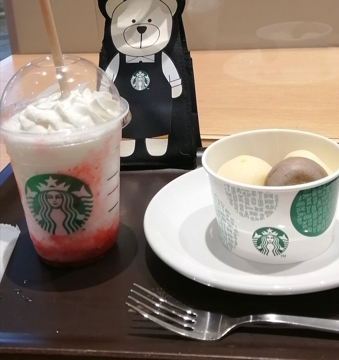 myubin4's tweet photo. 地味にスタバなう。
ストロベリーフラペチーノ安定の美味しさ❤
もっちりボールバナナキャラメルと共に🍓🍌🥰
下から撮った夜のあべのハルカスとともに
後ほど浮上しまーす

 #スタバ新作 https://t.co/ceyryQkhJ7