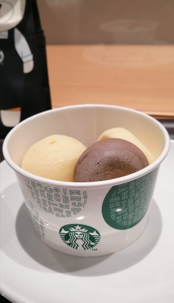 myubin4's tweet photo. 地味にスタバなう。
ストロベリーフラペチーノ安定の美味しさ❤
もっちりボールバナナキャラメルと共に🍓🍌🥰
下から撮った夜のあべのハルカスとともに
後ほど浮上しまーす

 #スタバ新作 https://t.co/ceyryQkhJ7