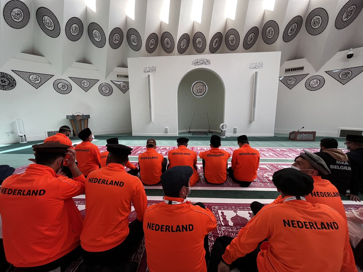 majlis_sehat's tweet photo. We zijn gearriveerd in Islamabad voor de finaledag van het toernooi en kijken er enorm naar uit om onze geliefde Huzur te ontmoeten, samen te bidden en een teamfoto te maken in zijn aanwezigheid.
#AhmadiyyaVoetbal #Finaledag #HuzurLiefde https://t.co/y1bPw54Qc8