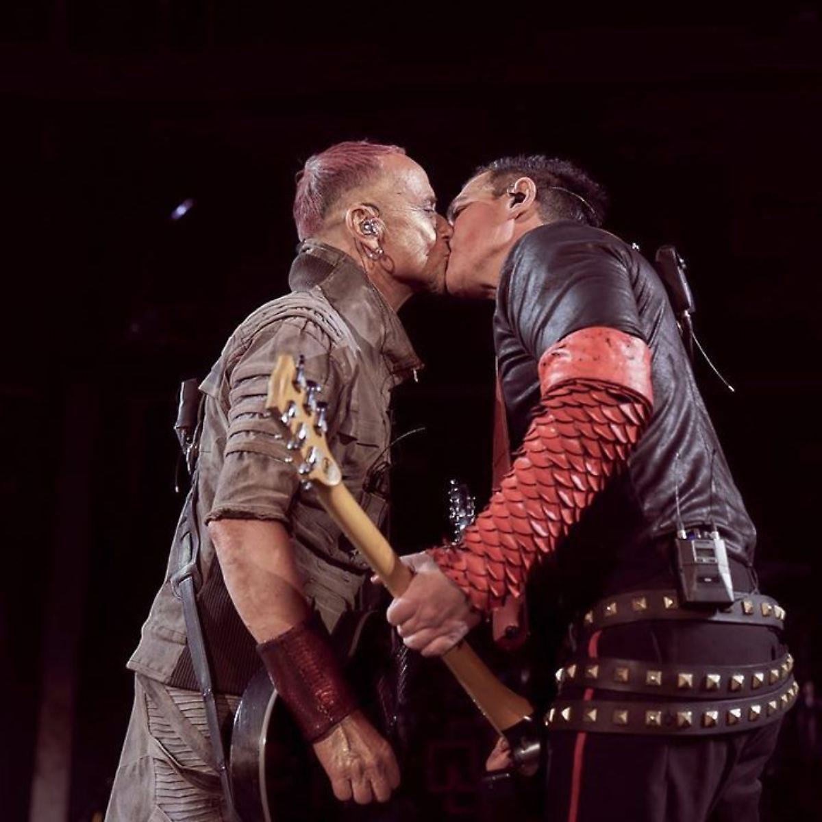 sour_lemony's tweet photo. Alle Deutschen: "OMG wir brauchen Electric Callboy oder Rammstein für den #Eurovision2023 und keine geschminkten Queeren Männer" 

Electric Callboy &amp; Rammstein: https://t.co/D41sA7ZaHI