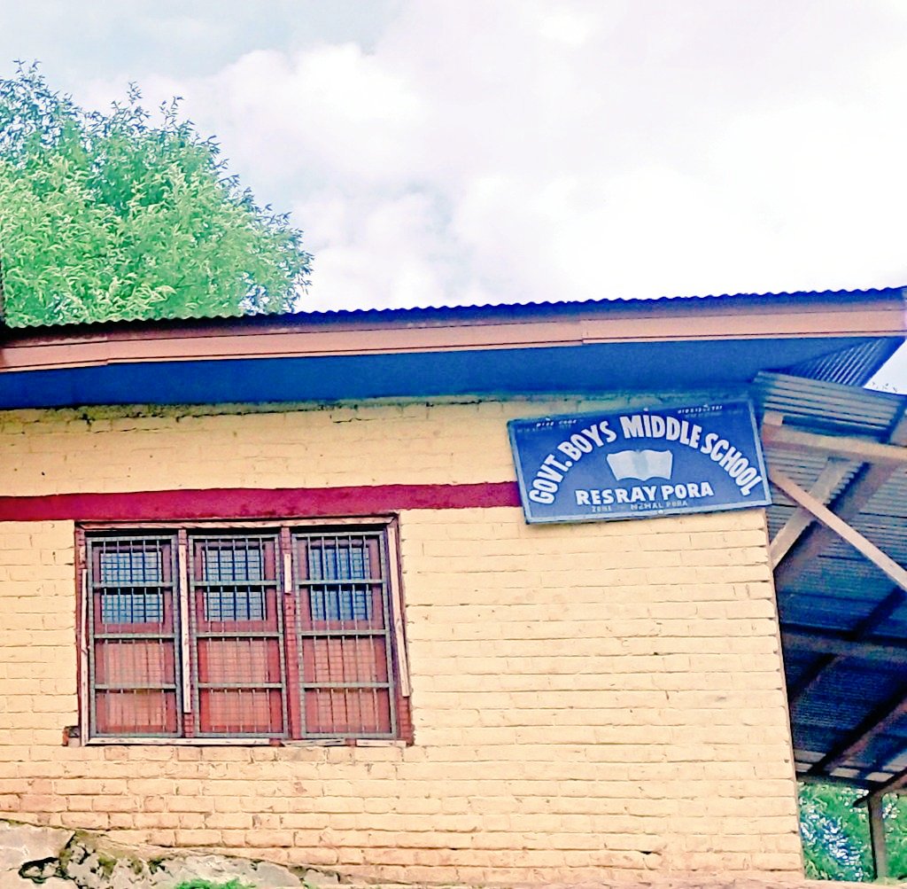 YuvaSanghathan's tweet photo. Operating 11 classes from 3 rooms #BMSRasraypora @BaramullaCeo
InEqualities perpetuate inequalities!
Regional disparities in  #education wl cntne to hamper th essence of Vikaas @narendramodi @dpradhanbjp @nsitharaman  @SafinaMBaig @DrSyedSehrish @fahimbihaqi  @Saqib_KAS https://t.co/nGb9sfesXS
