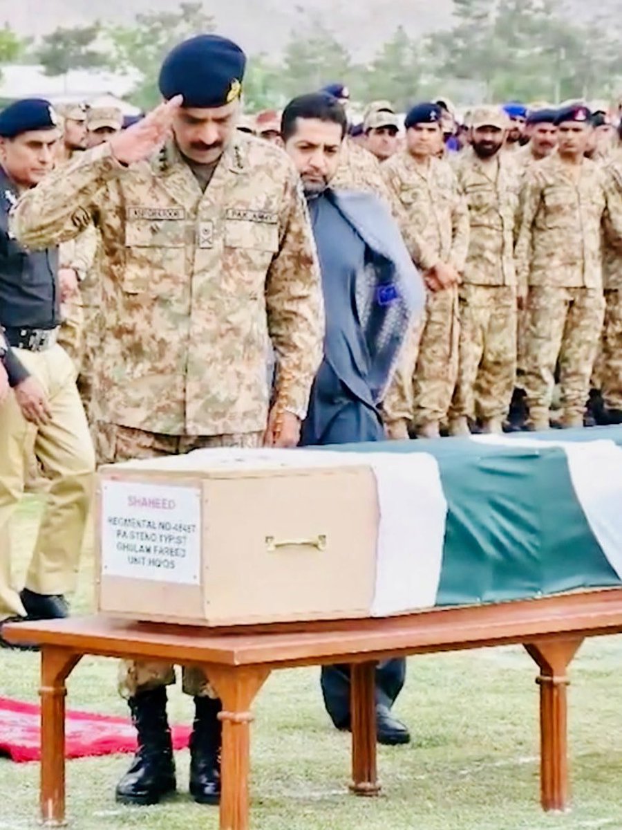 OSPSF's tweet photo. Corps Commander XII Corps (Quetta), Lieutenant General Asif Ghafoor, salutes the coffin of a martyred #Pakistan Army soldier, Ghulam Fareed of Shaiwal, who attained shahadat in defence of the motherland during the Qilla Saifullah Hostage Rescue Operation, 12-13 May 2022. https://t.co/olhGsNeIFJ