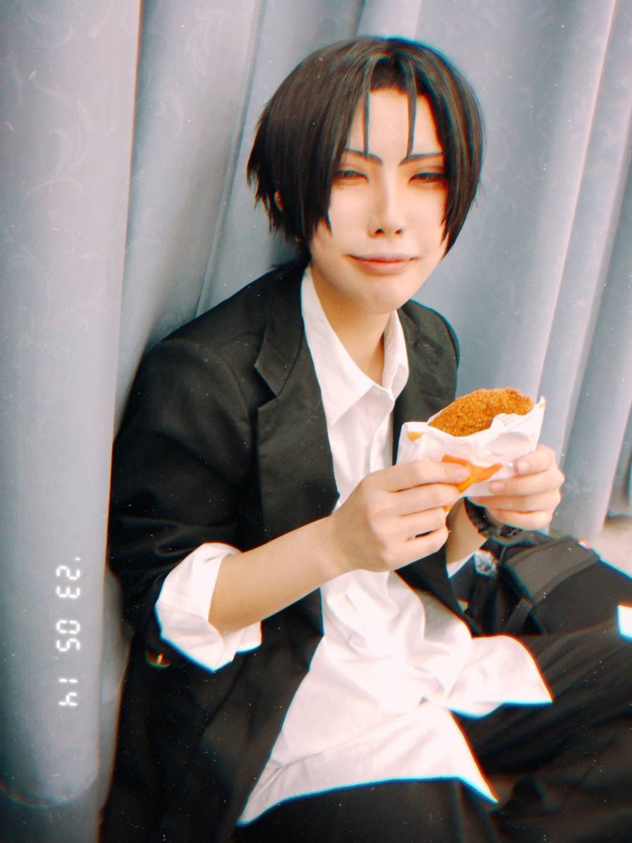 「満面な笑みで(半目)のシャカシャカチキンくう 高尾くん」|おじさんは原稿修羅場のイラスト