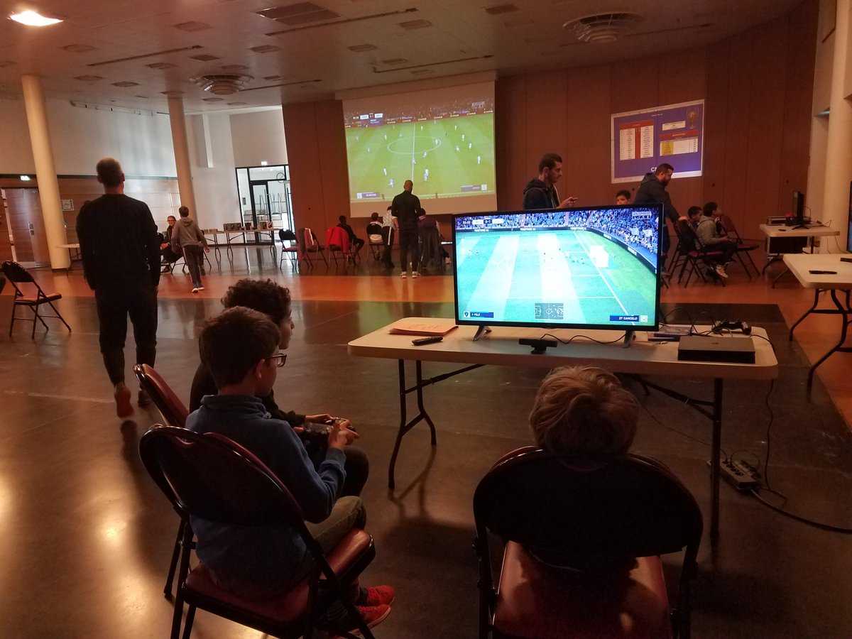 hpmelone's tweet photo. Finales du tournoi #eSport (5ème édition) en présence de Monsieur le Maire
✅ 4 catégories
✅ 3 écoles
✅ >100 participants lors des qualifications
👏 à l'ensemble des participant(e)s
🙏 aux services de @Ville_de_blr pour l'organisation
#BourglaReine
#VilleActiveEtSportive
🕹👇 https://t.co/VrZ41d6XrV