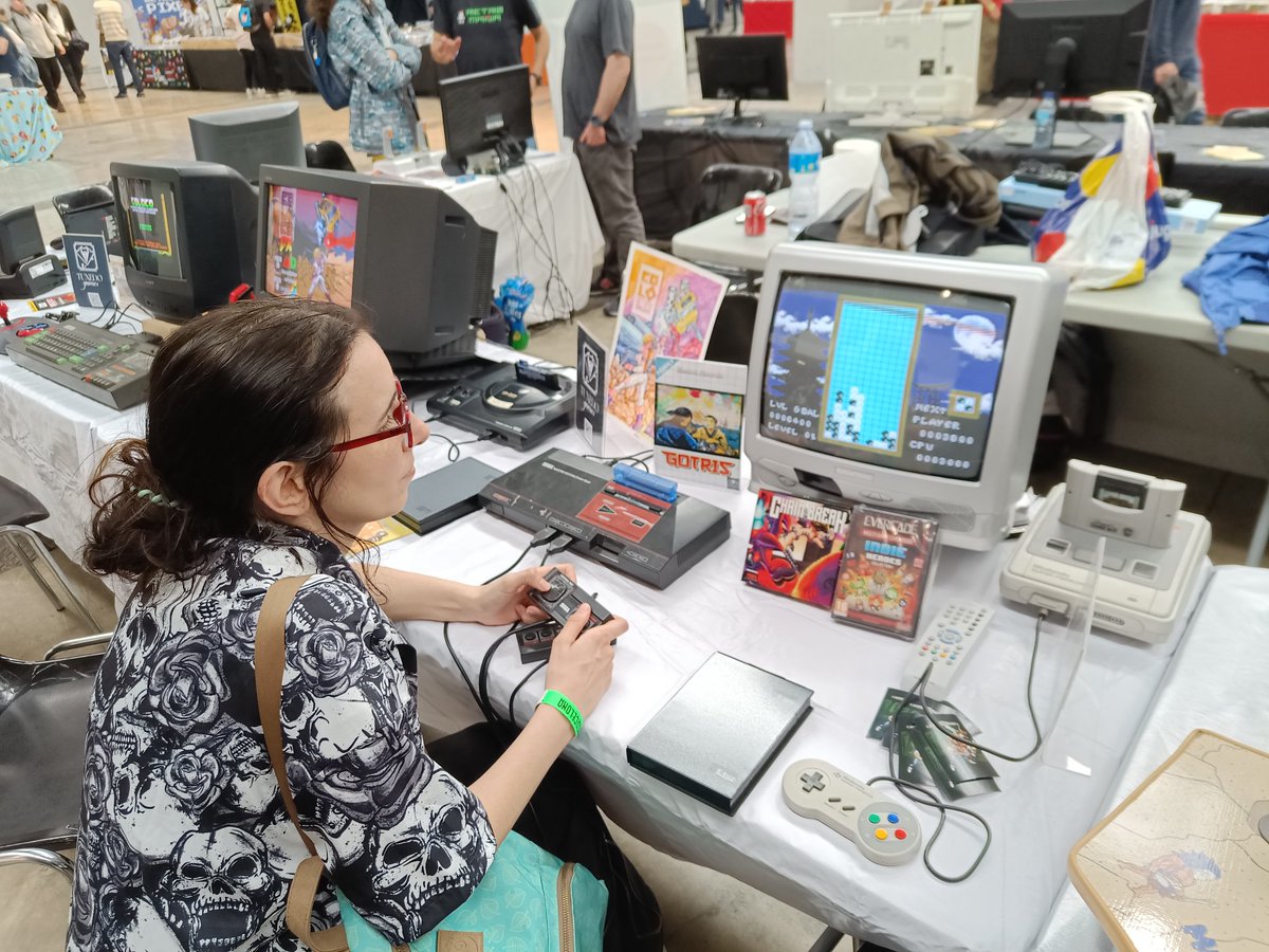 tuxedogamedevs's tweet photo. La gente rompiéndose la cabeza con Gotris #RetroBarcelona2023 #retro #gotris #mastersystem https://t.co/Hgh7XaUO8B