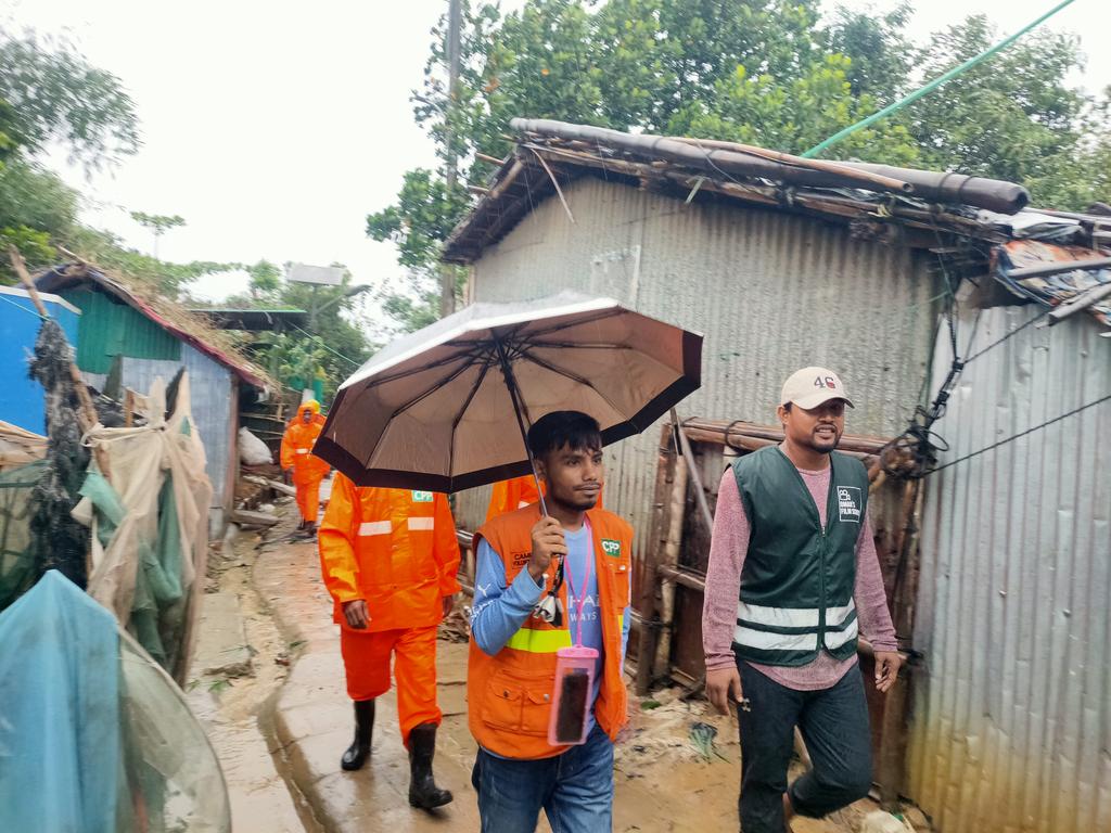 MdSaidu37398562's tweet photo. Working with CPP volunteers for our own communities during the #cyclonemosha hitting inside the Rohingya Refugee Camp in Cox's Bazar Bangladesh. 
@UNHCR_BGD @RohingyaResp @IOMBangladesh #CycloneMocha https://t.co/ubdzGfov9U