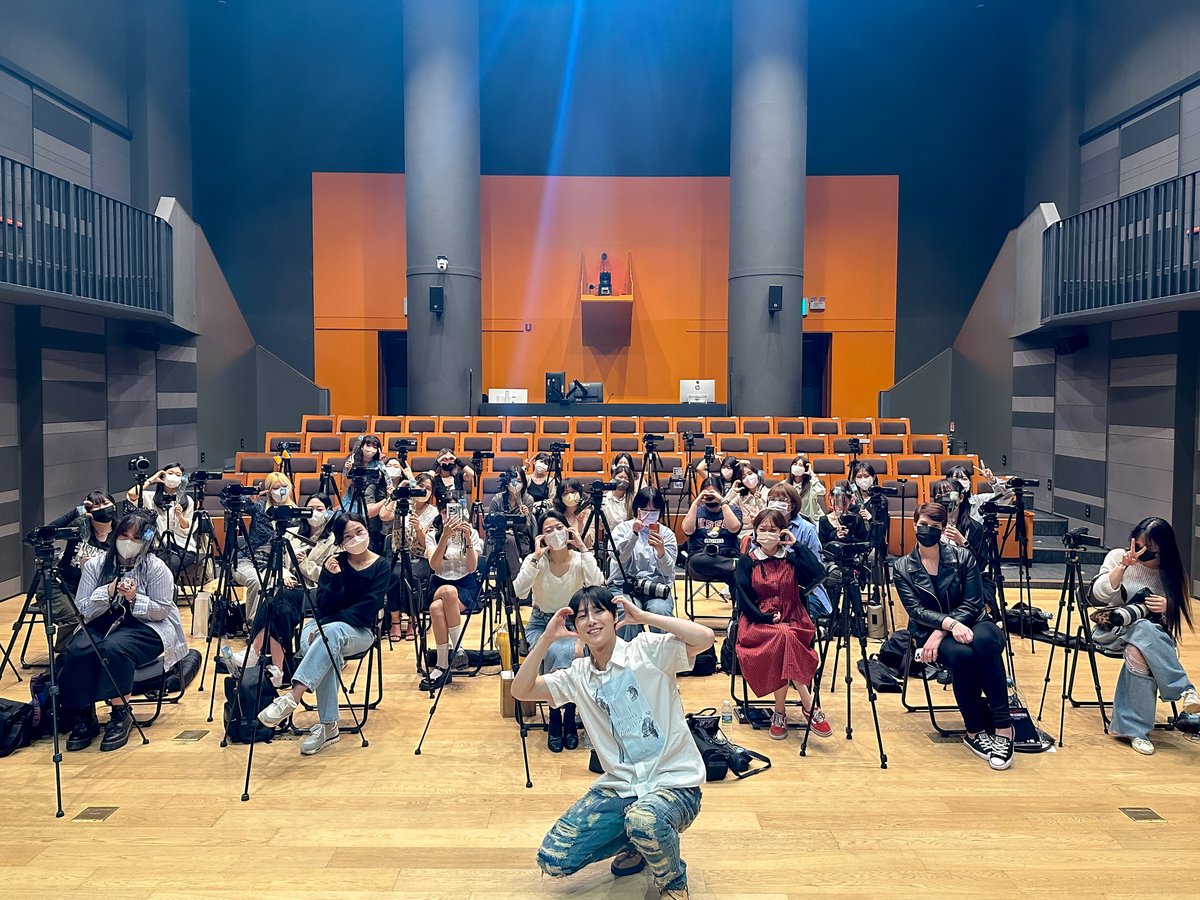 c_woodzofficial's tweet photo. [📷]
230514 사인회

마지막 사인회 완료🧡💙
함께해준 무즈들 너무 고마워요!
우리 곧 콘서트에서 만나요🤗

#WOODZ #우즈 #Journey https://t.co/3UjWSBhX24