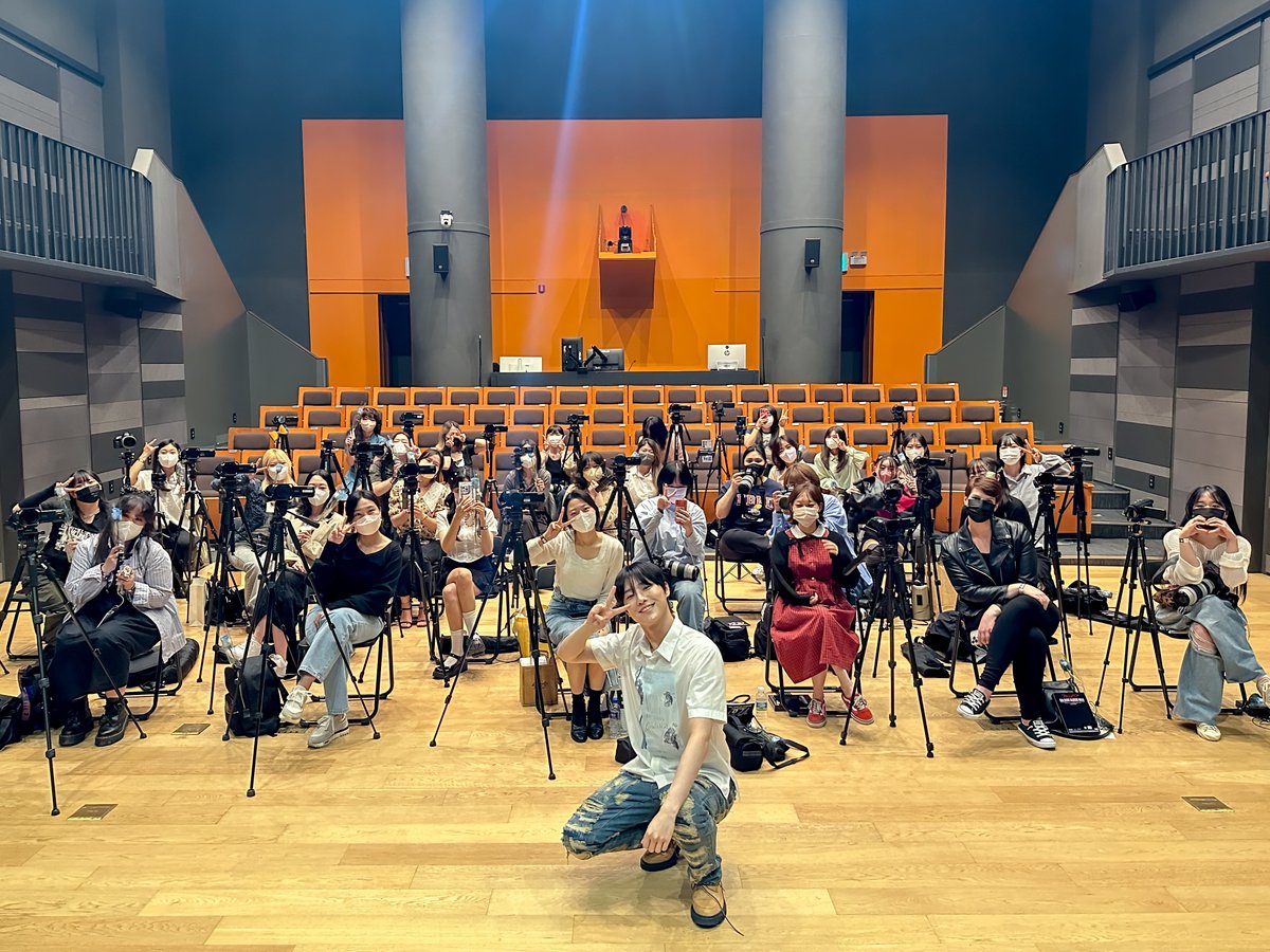 c_woodzofficial's tweet photo. [📷]
230514 사인회

마지막 사인회 완료🧡💙
함께해준 무즈들 너무 고마워요!
우리 곧 콘서트에서 만나요🤗

#WOODZ #우즈 #Journey https://t.co/3UjWSBhX24