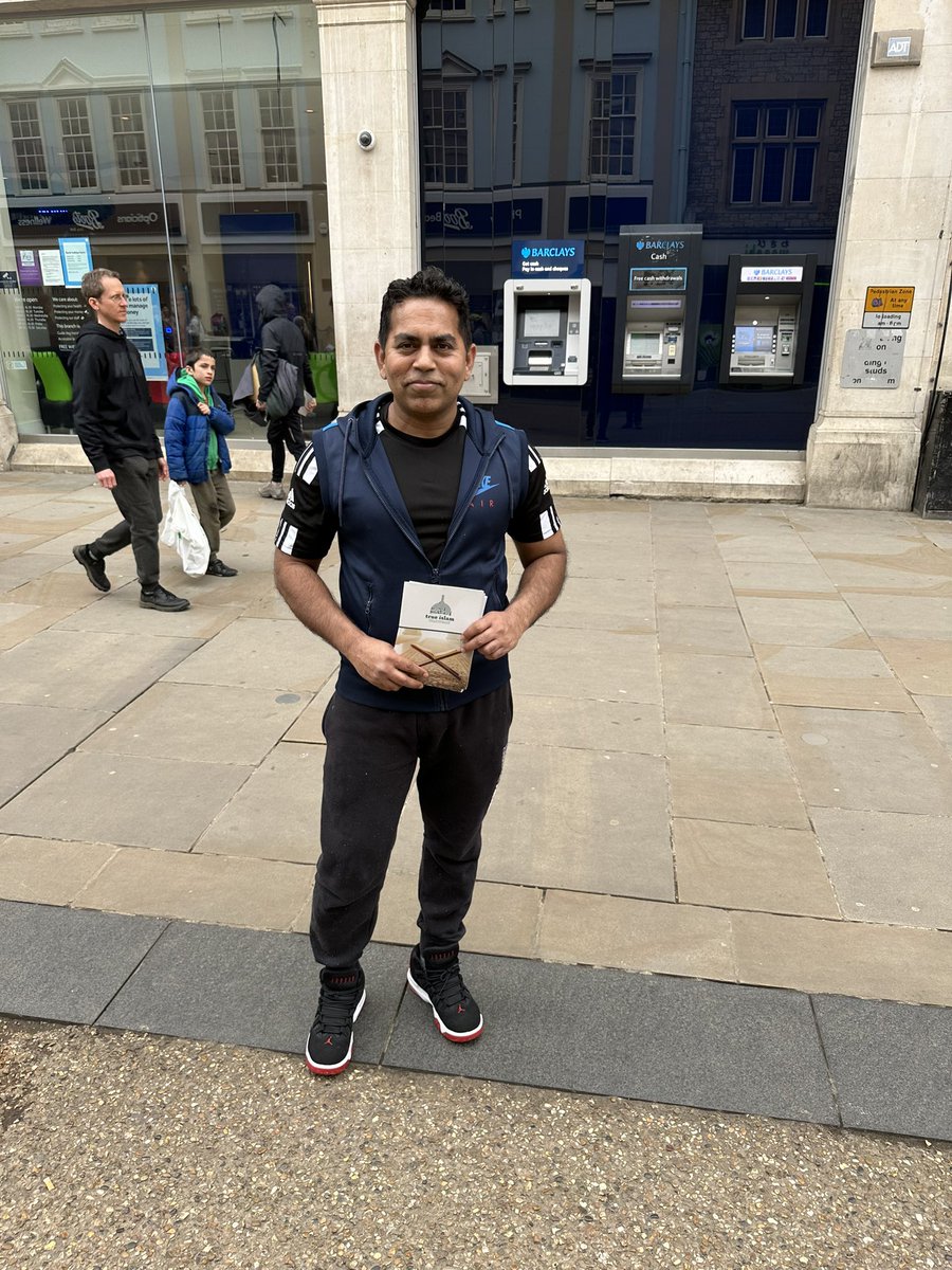 AMYA_Oxford's tweet photo. Spreading the notions of #Peace and harmony this weekend at #Oxford #TrueIslam #OneBritian #Justice #StopWorldWarIII https://t.co/WDX9Cn8cpu