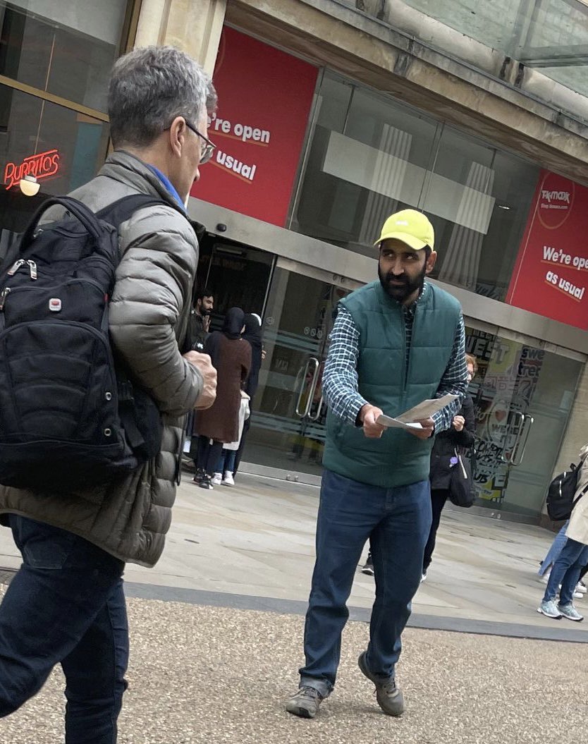 AMYA_Oxford's tweet photo. Spreading the notions of #Peace and harmony this weekend at #Oxford #TrueIslam #OneBritian #Justice #StopWorldWarIII https://t.co/WDX9Cn8cpu